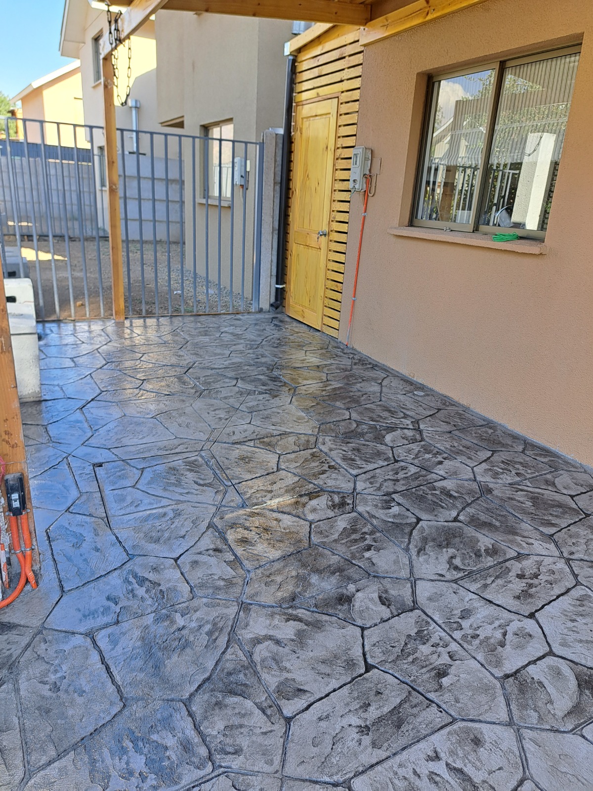 Detalle de textura: Hormigón estampado con sellador