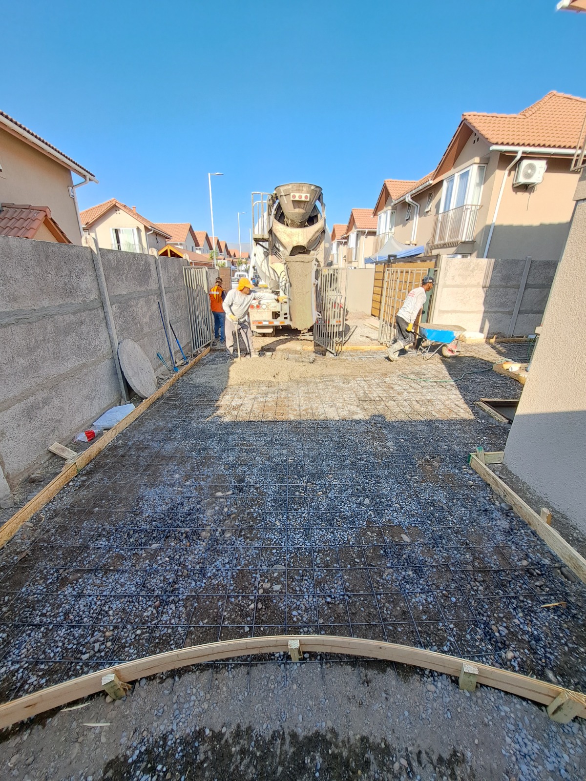 Proceso de obra: Vaciado de hormigón con camión mixer